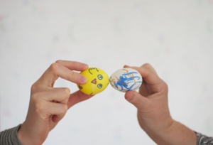 Två händer som håller varsitt ägg så äggen nuddar. Två händer som håller varsitt ägg så äggen nuddar.